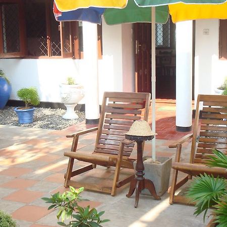 Blue Seas Guest House Dehiwala-Mount Lavinia Exteriör bild