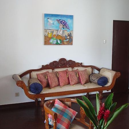 Blue Seas Guest House Dehiwala-Mount Lavinia Exteriör bild