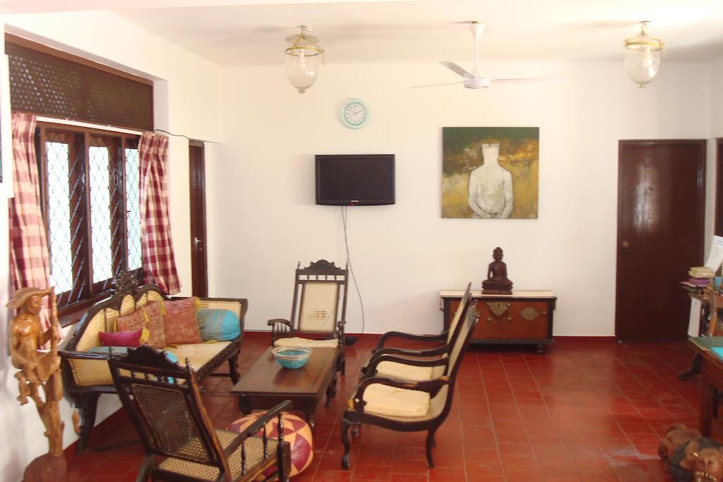 Blue Seas Guest House Dehiwala-Mount Lavinia Exteriör bild