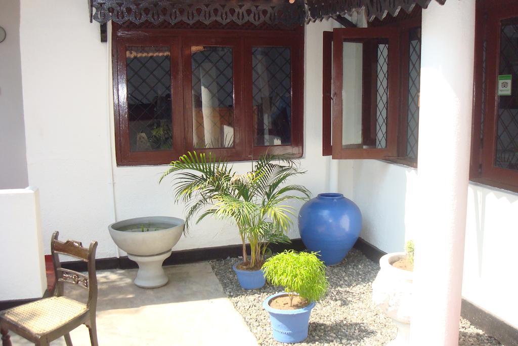 Blue Seas Guest House Dehiwala-Mount Lavinia Exteriör bild