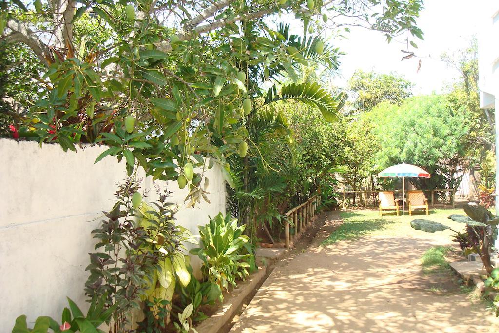 Blue Seas Guest House Dehiwala-Mount Lavinia Exteriör bild