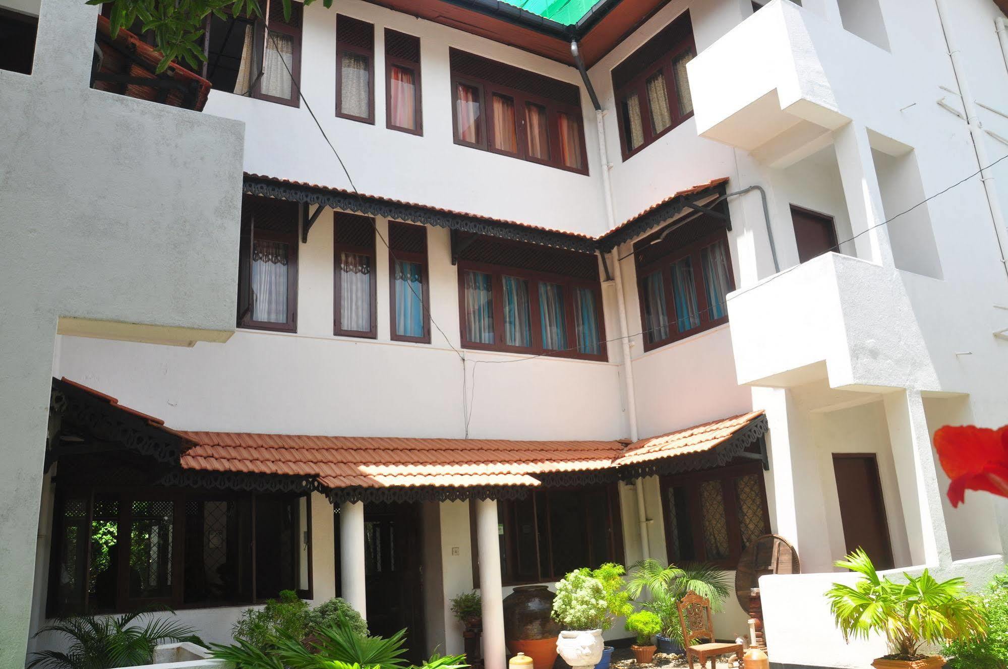 Blue Seas Guest House Dehiwala-Mount Lavinia Exteriör bild
