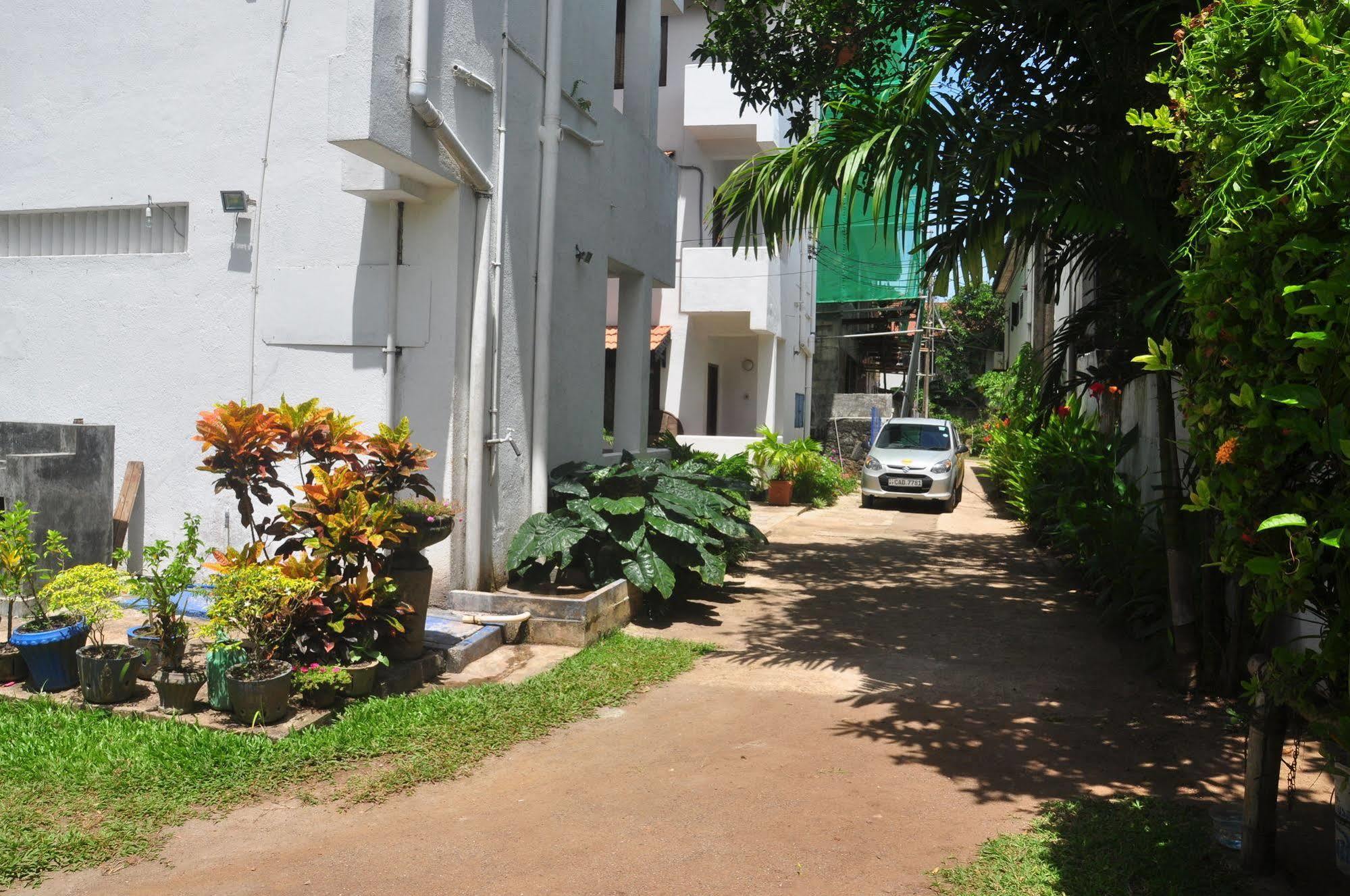 Blue Seas Guest House Dehiwala-Mount Lavinia Exteriör bild